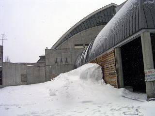 雪の長岡市民体育館